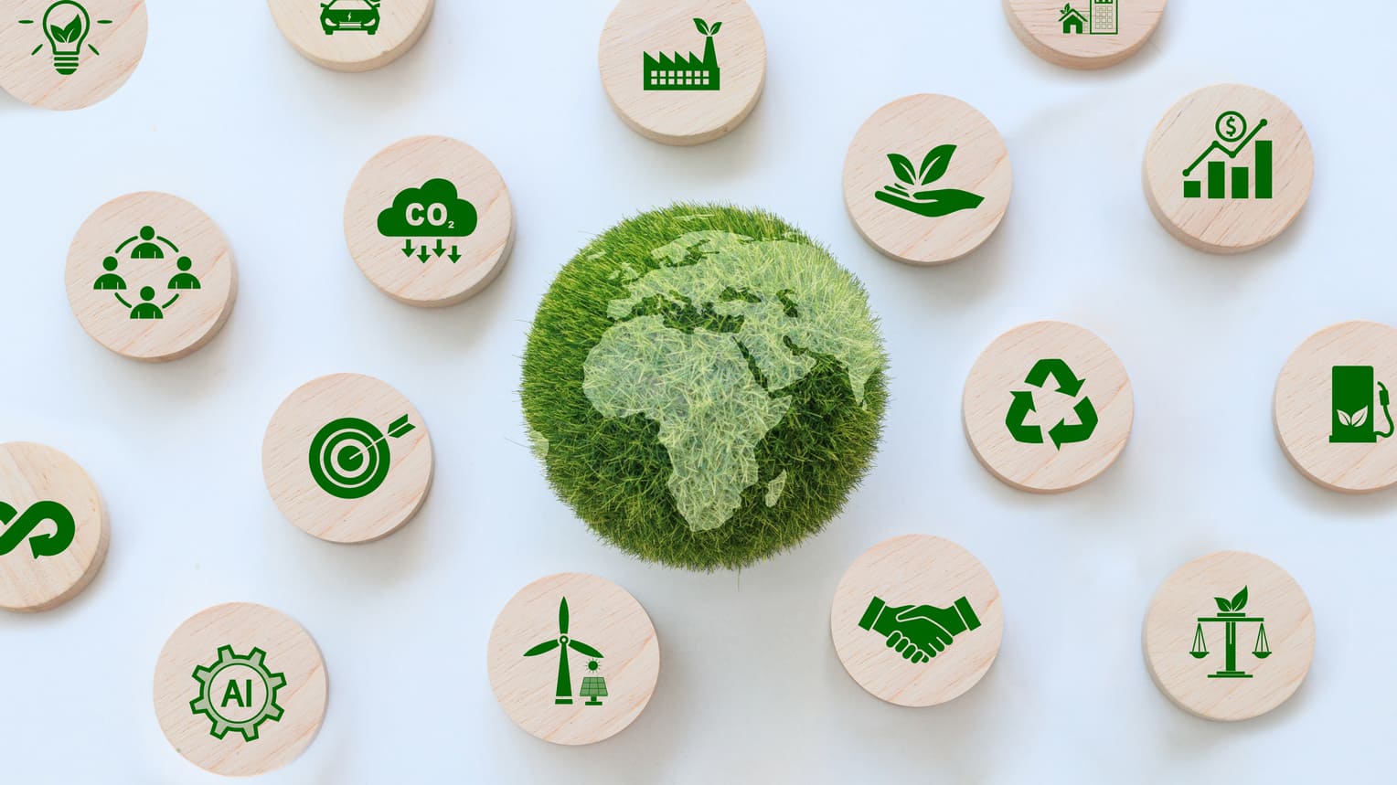Grüne Weltkugel aus Gras, umgeben von ESG- und Wirtschafts-Symbolen, Sinnbild für nachhaltigen Vermögensaufbau.