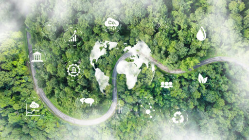 Symbolische Weltkarte über einem Wald und einer kurvigen Straße mit Nachhaltigkeits- und Finanz-Icons, Konzept für langfristig Vermögen aufbauen.