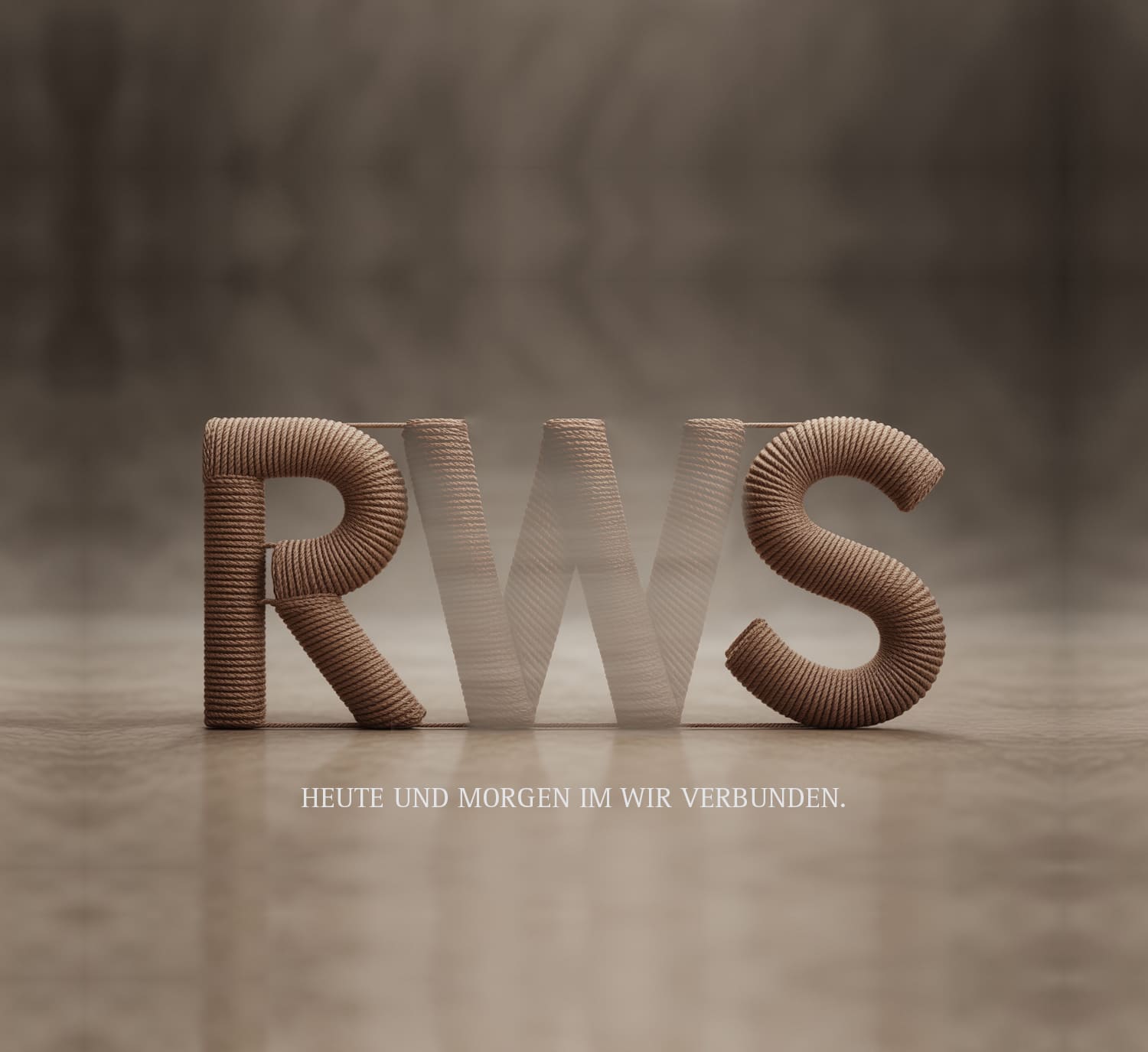 Schriftzug „RWS“ aus Fäden, darunter Text „Heute und morgen im Wir verbunden.“ auf Holzhintergrund.