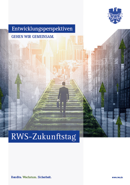 Plakat zum RWS-Zukunftstag mit einer Person, die eine grüne Treppe aus Pflanzen hinauf in eine moderne Stadtlandschaft steigt. Oben steht „Entwicklungsperspektiven – Gehen wir gemeinsam“.